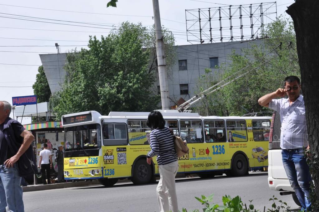 ビシュケクの街中を走る黄色いトローリーバス