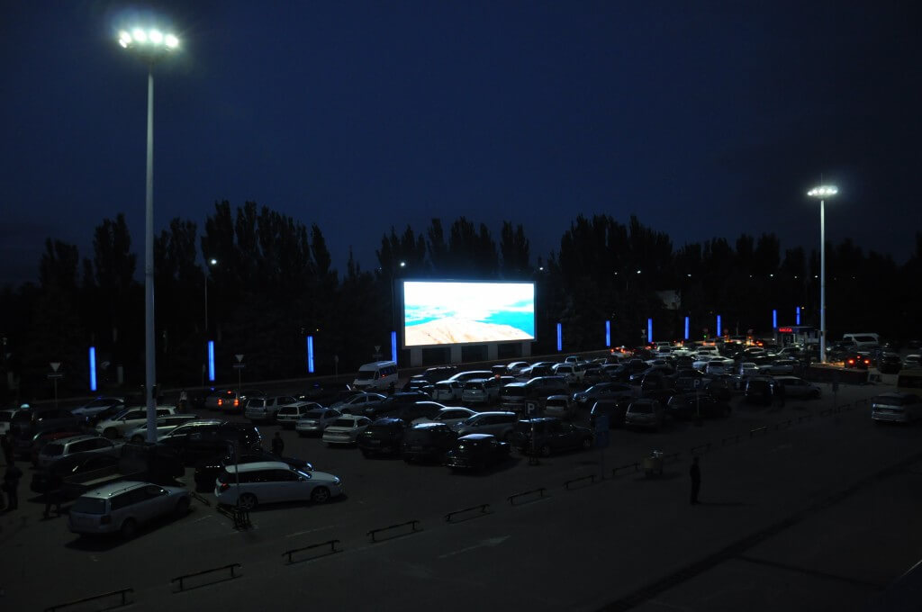 キルギスの首都・ビシュケクのマナス国際空港の駐車場