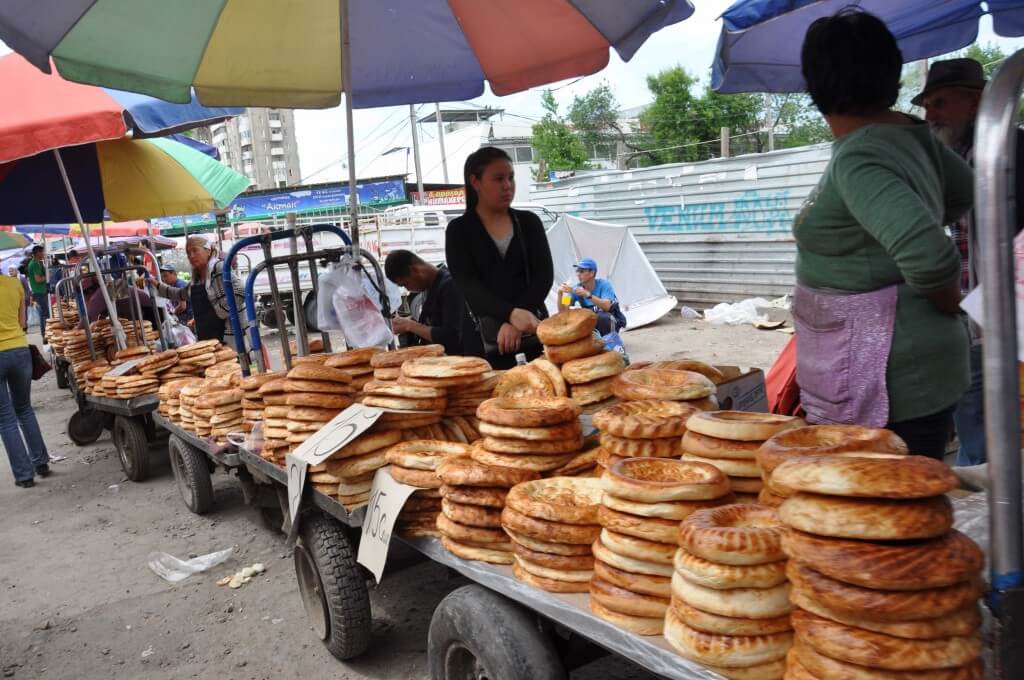町中のあちこちで売られている丸いパン