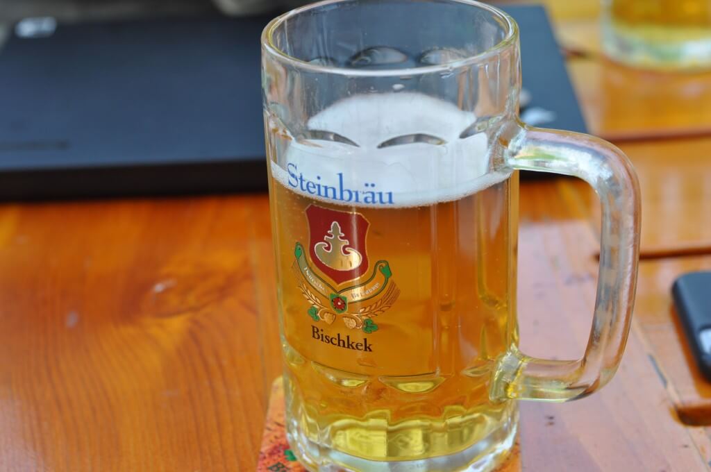 テーブルの上に置かれたドイツのビール瓶