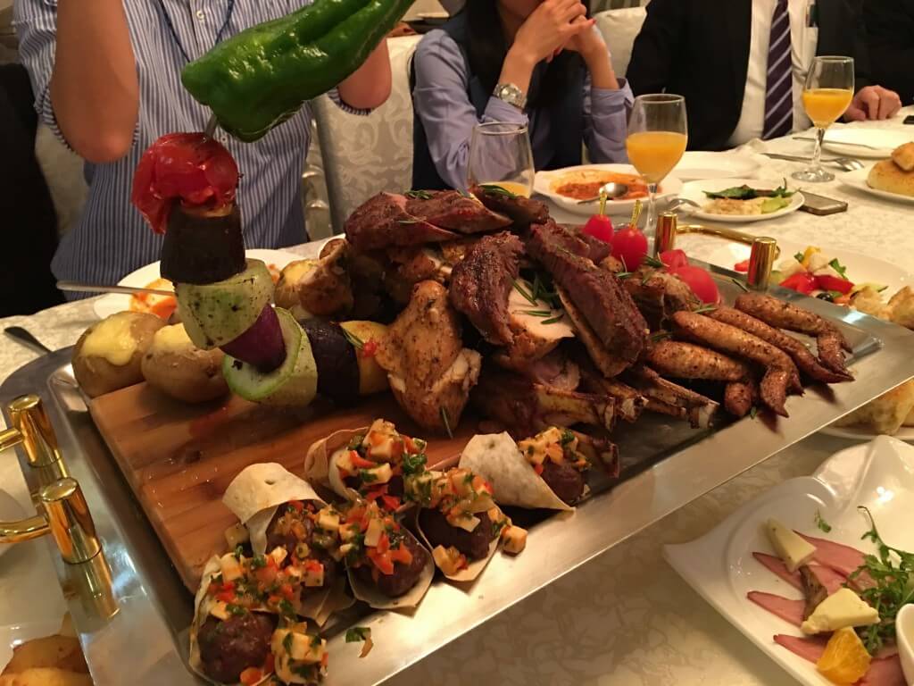 テーブルの上に置かれた大量の肉と野菜