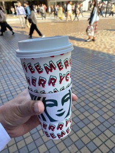 スタバのカップもクリスマス仕様に